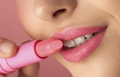 5 неожиданных способов использовать гигиеническую помаду